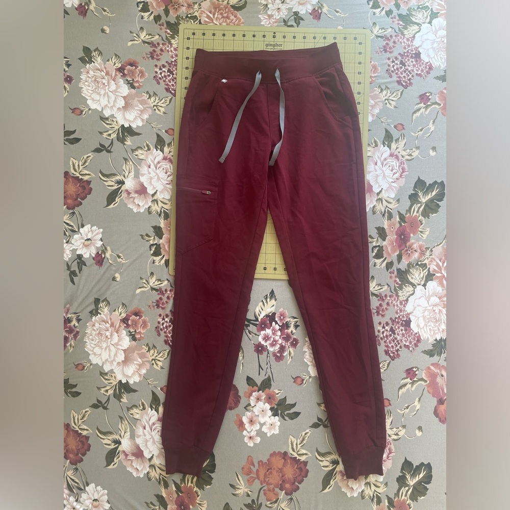 Figs High Waisted Zamora Scrub Pants in Burgundy - XS/T